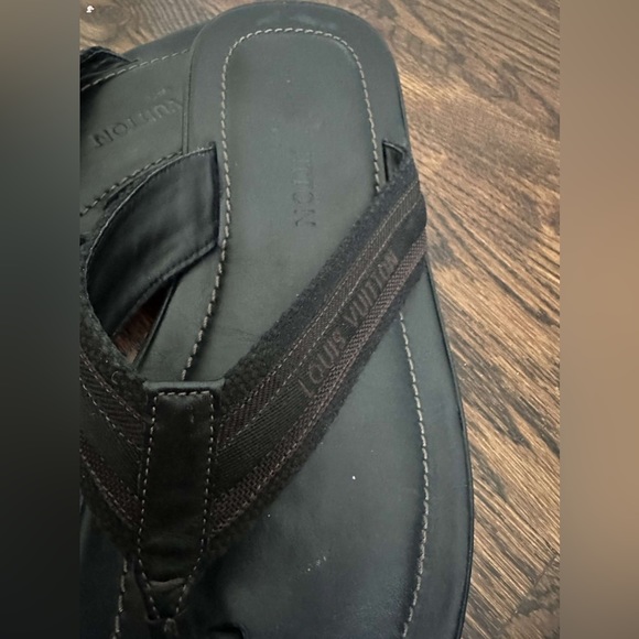 Louis Vuitton men’s leather flip flops - Picture 7 of 10